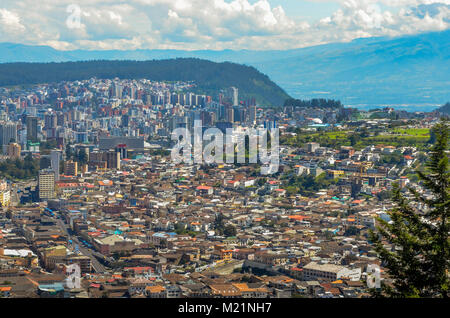 Panorama von Quito - Ecuador als Vom Panecillo, einem 200 Meter hohen Hügel vulkanischen gesehen - Ursprung Stockfoto