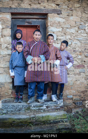 Prakhar Lhakhang, Bumthang, Bhutan. Bhutanesische Familie in traditioneller Kleidung (GHO). Stockfoto