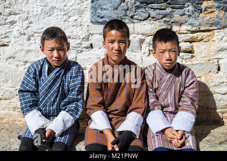 Prakhar Lhakhang, Bumthang, Bhutan. Drei junge BHUTANISCHE Jungs tragen ihre traditionelle Gho. Stockfoto