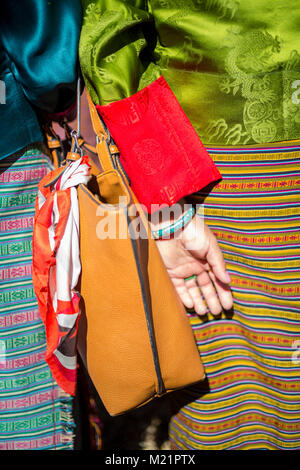 Prakhar Lhakhang, Bumthang, Bhutan. Die BHUTANESISCHE Frauen Kleidung. Stockfoto
