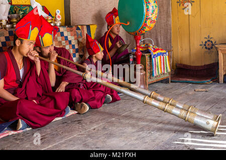 Prakhar Lhakhang, Bumthang, Bhutan. Buddhistische Mönche Spielen der Dungchen (Lange Trompete). Stockfoto