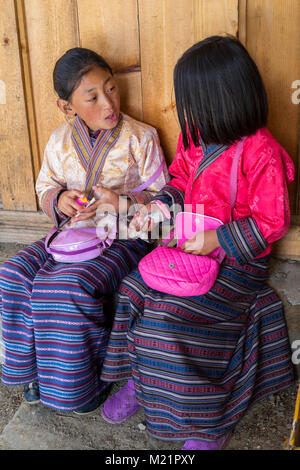 Prakhar Lhakhang, Bumthang, Bhutan. Zwei junge BHUTANISCHE Mädchen reden. Stockfoto