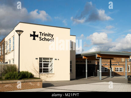 Der Haupteingang von Trinity School, eine Kirche von England Akademie oder glauben Schule, Carlisle, England, Großbritannien Stockfoto