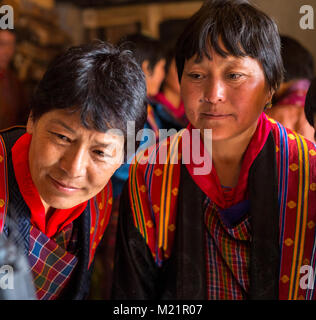Prakhar Lhakhang, Bumthang, Bhutan. Bhutanesische Frauen. Stockfoto