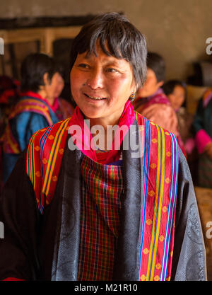 Prakhar Lhakhang, Bumthang, Bhutan. Bhutanesische Frau in traditioneller Kleidung. Stockfoto