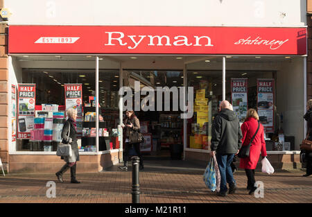 Menschen zu Fuß vorbei an der shop Front von Ryman Papeterie in Carlisle, Cumbria, England, Großbritannien Stockfoto