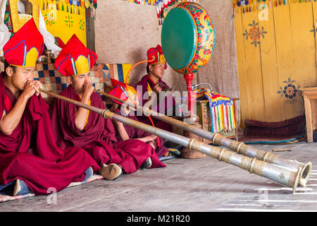 Prakhar Lhakhang, Bumthang, Bhutan. Buddhistische Mönche Spielen der Dungchen (Lange Trompete). Stockfoto