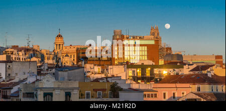 Super Blue Blood Moon unglaublich seltenes Phänomen Panoramablick über die Altstadt von Madrid Altstadt Skyline während des Sonnenuntergangs. Stockfoto