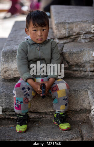 Prakhar Lhakhang, Bumthang, Bhutan. Junge bhutanische Junge. Stockfoto