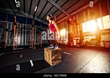 Athletic girl hat Box springen Übungen im Fitnessstudio Stockfoto