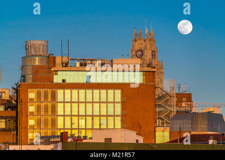 Super Blue Blood Moon unglaublich selten Phänomen Blick über die Innenstadt von alten historischen Madrid Zentrum Skyline während des Sonnenuntergangs Stockfoto