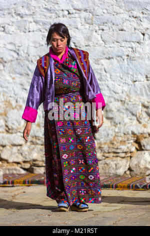 Prakhar Lhakhang, Bumthang, Bhutan. Bhutanesische Frau in traditioneller Kleidung in ein religiöses Fest zu singen. Stockfoto
