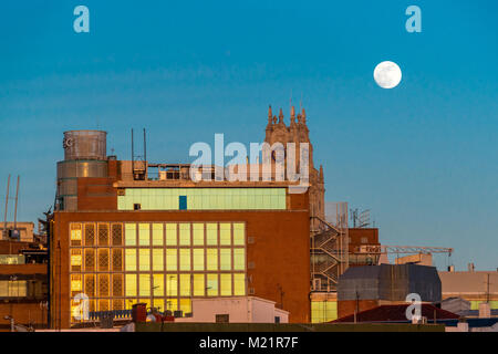 Super Blue Blood Moon unglaublich selten Phänomen Blick über die Innenstadt von alten historischen Madrid Zentrum Skyline während des Sonnenuntergangs Stockfoto