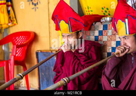 Prakhar Lhakhang, Bumthang, Bhutan. Buddhistische Mönche Spielen der Dungchen (Lange Trompete). Stockfoto