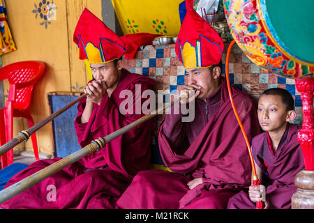 Prakhar Lhakhang, Bumthang, Bhutan. Buddhistische Mönche Spielen der Dungchen (Lange Trompete), junge Mönch Spielen der Trommel. Stockfoto