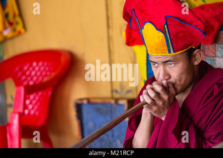 Prakhar Lhakhang, Bumthang, Bhutan. Buddhistischer Mönch Spielen der Dungchen (Lange Trompete). Stockfoto