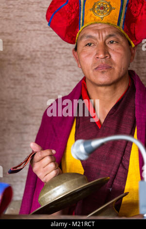 Prakhar Lhakhang, Bumthang, Bhutan. Buddhistischer Mönch Spielen der Becken. Stockfoto