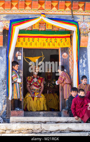 Prakhar Lhakhang, Bumthang, Bhutan. Buddhistische Mönche tragen Masken, die mythologischen Gottheiten ergeben sich aus dem Kloster zu führen einen Tanz in Th Stockfoto