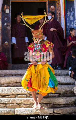 Prakhar Lhakhang, Bumthang, Bhutan. Buddhistische Mönche aus dem Kloster zu führen Sie einen Tanz in der Duechoed religiöses Fest. Stockfoto