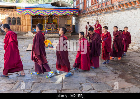 Prakhar Lhakhang, Bumthang, Bhutan. Junge Mönche im Innenhof. Stockfoto