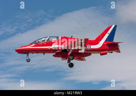 Royal Air Force Red Arrows Hawk Landung am 25. Juli 2010 in Farnborough, Hampshire, Großbritannien Stockfoto