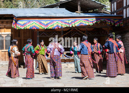 Prakhar Lhakhang, Bumthang, Bhutan. Frauen in traditioneller Kleidung an der Duechoed religiöses Fest zu singen. Stockfoto