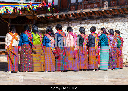 Prakhar Lhakhang, Bumthang, Bhutan. Frauen in traditioneller Kleidung während der Duechoed Festival Singen. Stockfoto