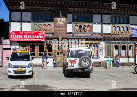 Jakar, Bumthang, Bhutan. Souvenir Shop auf jakar's Main Street. Stockfoto