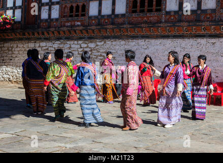 Prakhar Lhakhang, Bumthang, Bhutan. Frauen in traditioneller Kleidung Durchführen einer Tanz in der Duechoed religiöses Fest. Stockfoto