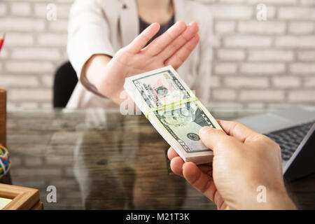 7/8 Hand der Geschäftsfrau weigert zu Schmiergeld Partner am Arbeitsplatz nehmen Stockfoto