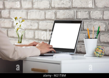 Close-up ist ein Geschäft Person Hand auf Laptop Tastatur im Büro Stockfoto