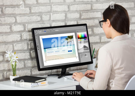 Close-up Für eine Kreative junge Frau Arbeiten am Computer im Büro Stockfoto