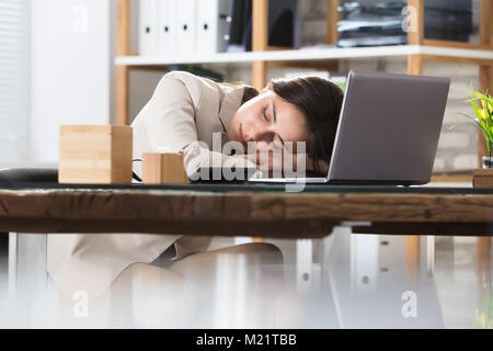 Nahaufnahme einer Geschäftsfrau schlafen Vor Laptop auf dem Schreibtisch Stockfoto