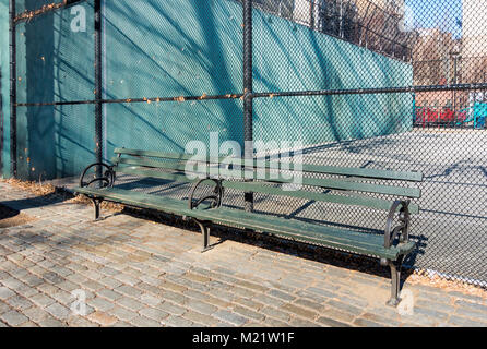 Vesuvio Spielplatz und Sitzbank in SoHo, total leer im Winter kalt Stockfoto