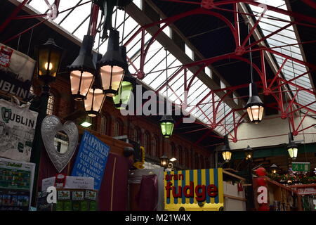 Rote metall Unterkonstruktion der Decke in Georges Street Arcade in Zentrum von Dublin in Irland gemalt. Stockfoto