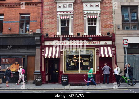 Roten Backsteinfassade des traditionellen Irish Pub die lange Halle auf Georges Street im Stadtzentrum von Dublin. Stockfoto