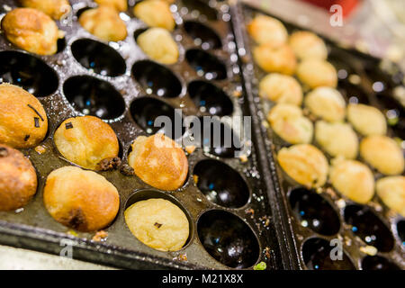Frische Takoyaki auf Platte Stockfoto