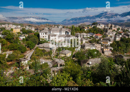 Pogradec ist eine Stadt im südlichen Albanien. Die Altstadt ist UNESCO-Weltkulturerbe, beschrieben als "ein seltenes Beispiel einer gut erhaltenen osmanischen Stadt, die von den Landwirten von großen Immobilien gebaut Stockfoto