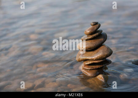 Kies auf einander in seichten Bach; Zen Konzept Stockfoto