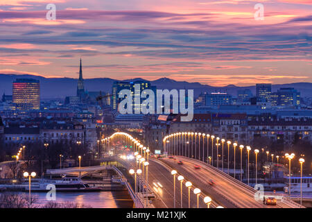 Wien, Wien: Bridge Reichsbrücke, Donau (Donau), Uniqa Tower, Stephansdom (St. Stephansdom), Übersicht, Wien, Österreich Stockfoto