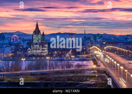 Wien, Wien: Bridge Reichsbrücke, Donau (Donau), Donauinsel (Donauinsel), Prater, Riesenrad, Kirche Franz von Assisi, Stephansdom (St. S Stockfoto