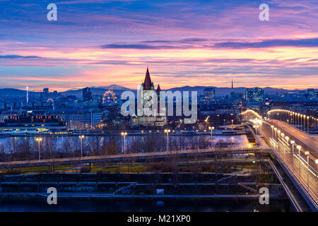 Wien, Wien: Bridge Reichsbrücke, Donau (Donau), Donauinsel (Donauinsel), Prater, Riesenrad, Kirche Franz von Assisi, Stephansdom (St. S Stockfoto