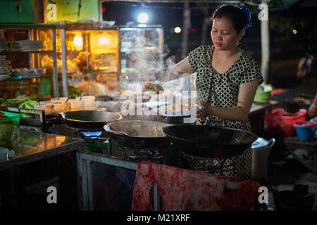 Frau kochen Street Food, in Battambang, Kambodscha Stockfoto