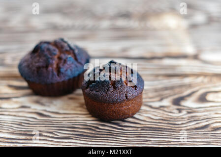 Caramel leckere Cupcakes auf Holz Tisch. Hintergrund. Zeit zu Essen mit Kaffee oder heißen Getränk in der Morgen- oder Tea Time. Stockfoto