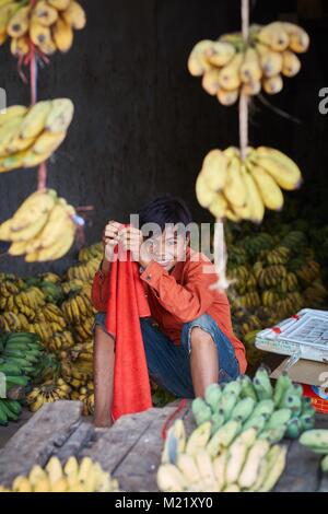 Junge arbeiten im Shop, Krakor, Kambodscha Stockfoto