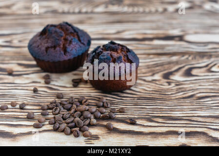Frische und köstliche Kuchen und Kaffee duftenden Körner auf einem hölzernen Hintergrund. Mal Kaffee zu trinken. Stockfoto