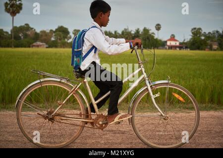 Kambodschanischen junge auf Fahrrad, Krakor, Kambodscha Stockfoto