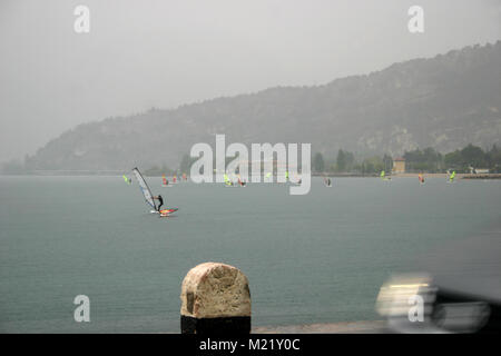Lago di Garda, Italien - Segelboot Yachten, Segelboote auf dem See, Segeln Stockfoto