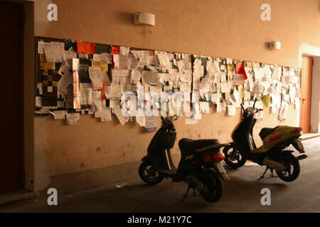 Zwei Motorroller vor großen Bulletin Board in Padua, Italien geparkt Stockfoto