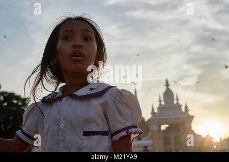 Wenig kambodschanische Mädchen vor Royal Palace, Phnom Penh, Kambodscha Stockfoto